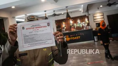 Ilustrasi Satpol PP DKI Jakarta menutup sementara tempat usaha restoran yang melanggar aturan PSBB ketat/dok: republika