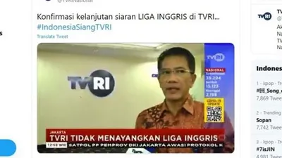Dirut TVRI Iman Brotoseno dalam tayangan berita saat mengonfirmasi penghentian tayangan Liga Inggris. [Akun Twitter TVRI/captured]