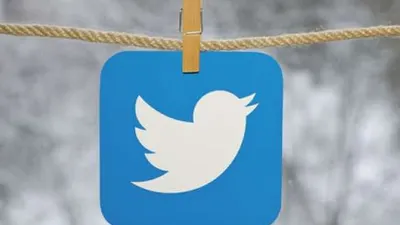 Ilustrasi logo Twitter digantung di jemuran (Shutterstock).