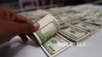 Barang bukti uang dollar palsu yang diperlihatkan saat rilis pengungkapan kasus mengedarkan uang palsu Dollar Amerika di Mapolda Metro Jaya, Jakarta, Kamis (1/2). (Foto: Republika/Mahmud Muhyidin)
