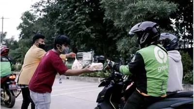 Sejumlah mahasiswa Ubhara Jaya membagikan takjil dan paket sembako (dok Kominfo BEM Ubhara Jaya)