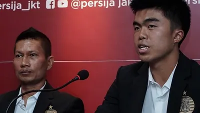 Pemain muda Persija, Muhammad Uchida Sudirman (kanan) dalam konferensi pers bersama pemain senior Persija, Ismed Sofyan. (Persija.id)