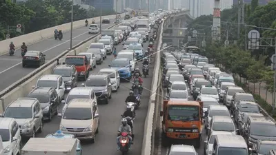 Kendaraan terjebak kemacetan di kawasan Casablanca, Jakarta. Masa uji coba perluasan kawasan ganjil genap di DKI Jakarta berimbas pada kemacetan di sejumlah ruas jalur alternatif. (ANTARA)