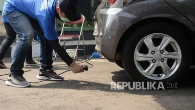 Petugas mengukur emisi kendaraan saat uji emisi. Uji emisi gratis di Jakarta Selatan menargetkan pengecekan sekitar 350 kendaraan.  Foto: Republika/ Wihdan