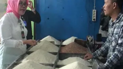 Bahan Pangan yang Dijual di Pasar Senen Diuji Kelayakan