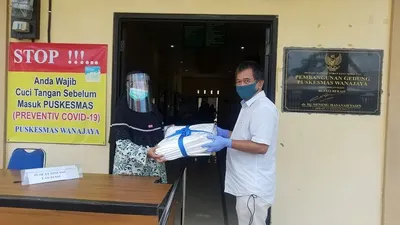 Alumni SMA Negeri 68 Jakarta yang berhimpun dalam wadah Ukhuwah 68 menggelar aksi sosial dengan menyalurkan Alat Pelindung Diri (APD) ke sejumlah Puskesmas di kawasan Bekasi dan Tangerang. (Dok. Ukhuwah 68)