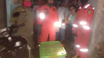 Evakuasi ular sanca sepanjang empat meter di Cipayung, Jakarta Timur (Berita Jakarta/Nurito)