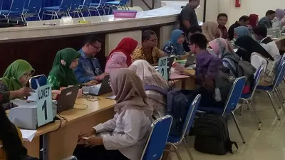 Ilustrasi--Panitia Pelaksana Penerimaan Mahasiswa Baru Undip 2019 memverifikasi dokumen calon mahasiswa pendaftar jalur SNMPTN di Semarang, Selasa. (Foto: dok.UPT Humas Undip Semarang)