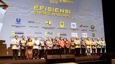 Para penerima Penghargaan Subroto Bidang Efisiensi Energi 2019 berfoto dengan Menteri ESDM, Ignasius Jonan/Dok. Unilever