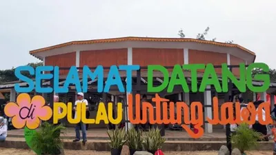 Petugas melakukan fogging jentik nyamuk di Pulau Untung Jawa (pulauseribu.jakarta.go.id)