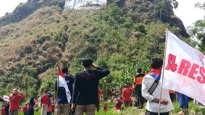 Pengibaran bendera raksasa berukuran 30 X 20 meter di tebing Gunung Api Purba Patenggeng. (Ayopurwakarta/Dede Nurhasanudin)