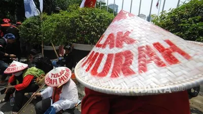 ilustrasi. Buruh di berbagai kota di Indonesia berunjuk rasa menuntut kenaikan Upah Minimum Provinsi (UMP) 2021.  Foto: Republika/Iman Firmansyah