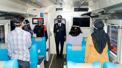 Upacara memperingatu HUT ke-75 RI di dalam kereta. (Dok Humas PT Kereta Api Indonesia)
