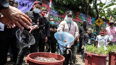 Wali Kota Bogor Bima Arya Bima Arya mengunjungi Perumahan Griya Melati RT 02 / RW 13, Bubulak, Bogor Barat untuk menilik urban farming/ dok humas
