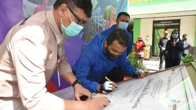 Wali Kota Jakarta Timur, M Anwar menandatangani prasasti peresmian kampung sehat Utan Kayu, Matraman/dok: timur.jakarta.go.id