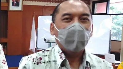 Wali Kota Jakarta Barat, Uus Kuswanto, mengecek kesiapsiagaan banjir  (barat.jakarta.go.id)