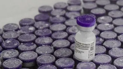 Sebuah botol vaksin Pfizer untuk Covid-19 di sebuah rumah sakit di Le Mans, Prancis. [AFP/Jean Francois Monier]
