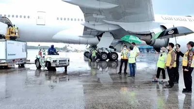 Menteri Luar Negeri, Retno Marsudi, memantau kedatangan vaksin di Bandara Soekarno-Hatta Tangerang, Kamis (31/12/2020) / Humas Kemenlu