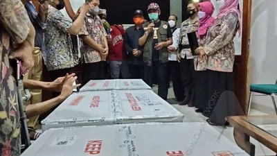Wali Kota Surakarta FX Hadi Rudyatmo menerima 10.609 vaksin Covid-19 yang akan diberikan kepada tenaga kesehatan di Solo, Selasa (12/1/2021), malam. (Ayojakarta/Budi Cahyono)