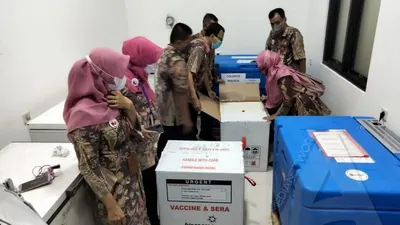 Pemerintah Kota Surakarta menerima 10.609 vaksin Covid-19, Selasa (12/1/2021), malam. Vaksin tersebut akan diberikan kepada tenaga kesehatan di Solo, Kamis (14/1/2021). (Ayojakarta/Budi Cahyono)