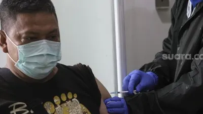 Ilusttasi--Petugas medis menyuntikan vaksin COVID-19 Sinovac kepada seorang tenaga kesehatan di Puskesmas Duren Sawit, Jakarta, (14/1/2021). [Suara.com/Angga Budhiyanto]