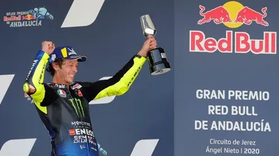Valentino Rossi merayakan keberhasilannya finis di posisi ketiga pada Grand Prix Andalusia di Sirkuit Jerez, Spanyol.  Foto: EPA-EFE/ROMAN RIOS