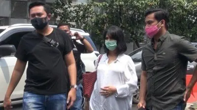 Sambil memegang perutnya yang tengah hamil, Vanessa Angel ditemani Bibi Ardiansyah, suaminya, terlihat berjalan menyusuri halaman Polres Metro Jakarta Barat, Rabu (8/4/2020) siang.    (Warta Kota)