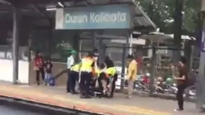 Bidik layar video viral pengguna KRL ditandu petugas di Stasiun Duren Kalibata, Jaksel. (Twitter)