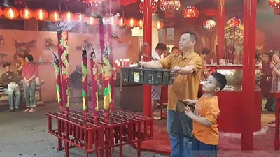 Umat melepas burung sebagai bentuk doa sehari jelang Imlek di Vihara Dharma Bhakti, Petak Sembilan, Jakarta Barat, Jumat (24/1/2020) (Antara/Prisca Triferna)