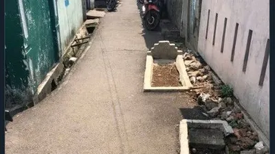 Viral Makam di Pinggir Jalan Gang Sempit, Abdel: Lah Itu di Depan Rumah Gue