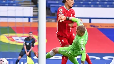 Virgil van Dijk  saat bertabrakan dengan kiper Everton. (Getty Images)