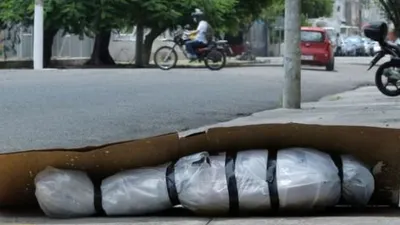 Jenazah yang dibiarkan tergeletak di pinggir jalan di Guayaquil, kota terbesar di Ekuador. (Getty Images/via BBC)