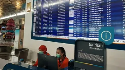 Petugas di Bandara Soekarno Hatta, Tangerang, wajib mengenakan masker untuk antisipasi penularan virus corona  (Liputan6.com/Pramita Tristiawati))