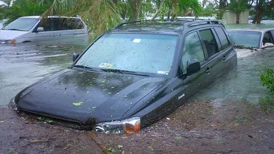 Ilustrasi mobil terendam banjir