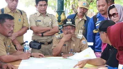 Wakil Bupati Junaedi dan Asisten Perekonomian dan Pembangunan Kepulauan Seribu Iwan P Samosir bersama kunjungan tim SPBU Pertamina (pulauseribu.jakarta.go.id)