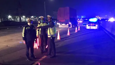Wadir Lantas Polda Metro Jaya AKBP Hari Purnomo, ikut turun tangan dalam Penyekatan Terpadu Operasi Ketupat 2020 Cegah COVID-19  di Tol Bitung Tangse,l Tol Janger. (Twitter @TMCPoldaMetro)