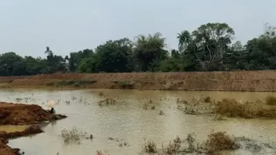 Warga RT02 RW01 Pondok Ranggon, Cipayung, Jakarta Timur, memancing ikan di lokasi pengerukan Waduk Pondok Ranggon, Selasa (17/9/2019)./Antara