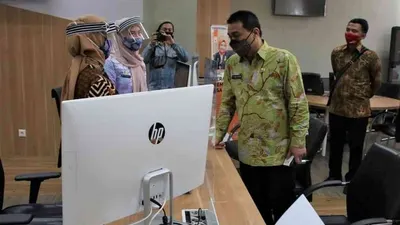 Wagub DKI Riza Patria meninjau protokol kesehatan di Mal Pelayanan Publik (MPP) di Kantor Dinas Penanaman Modal dan Pelayanan Terpadu Satu Pintu (DPMPTSP) DKI Jakarta, Kamis (25/6/2020).(Humas Pemprov DKI)