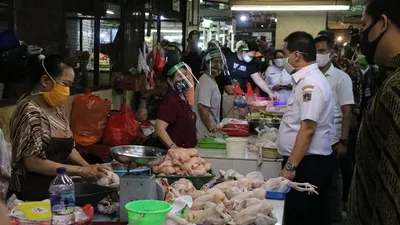 Wakil Gubernur DKI Jakarta, Ahmad Riza Patria saat memantau aktivitas perdagangan di Pasar Baru Metro Atom, Sawah Besar, Jakarta Pusat, Rabu (24/6/2020). (Humas Pemprov DKI Jakarta)