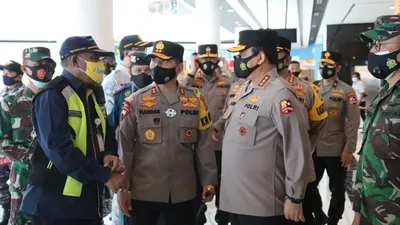 Wakapolri Komjen Pol Gatot Eddy meninjau Pengamanan libur Natal dan Tahun Baru di Pelabuhan Merak, Banten, Kamis (24/12/2020). (dok Polri)