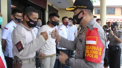 Wakapolres Metro Jakarta Barat AKBP Rusdi Permana Suryanegara memberi penghargaan kepada personel berprestasi. (dok)