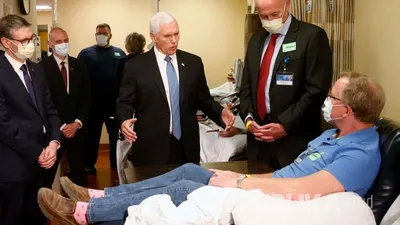 Wakil Presiden Mike Pence mengunjungi laboratorium pengujian molekuler di Mayo Clinic, Rochester, Minnesota, Selasa (28/4). Dalam kesempatan tersebut Mike Pence mengunjungi berbagai fasilitas yang mendukung penelitian dan perawatan COVID-19. Namun selama kunjungan Pence memilih tidak memakai masker saat berkeliling di Mayo Clinic, Hal ini jelas melanggar kebijakan pusat medis yang mengharuskan penggunaan masker.  Foto: AP/Jim Mone