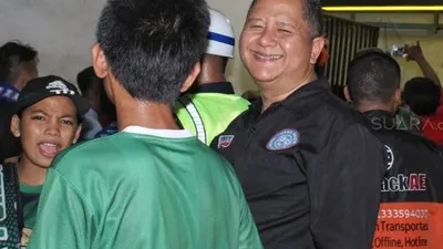 Wakil Wali Kota Surabaya, Wisnu Sakti Buana (baju hitam) menyambut kedatangan Bobotoh dan Viking di Stasiun Gubeng. (Dimas Angga Perkasa/Suara.com)
