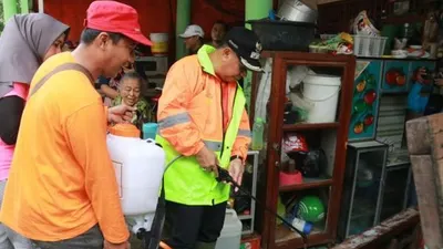 Wakil Wali Kota Jakarta Pusat, Irwandi (topi hitam) membantu warga Kwitang membersihkan rumah mereka setelah banjir surut. (Foto: Kominfotik Jakpus)