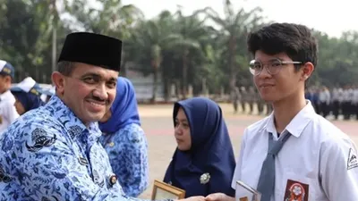 Wali Kota Anwar memberikan penghargaan kepada pelajar dan ASN berprestasi/timur.jakarta.go.id