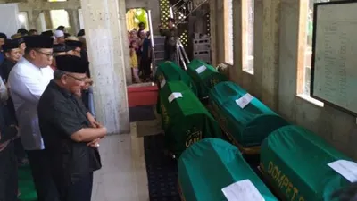 Wali Kota Depok M Idris melaksanakan Salat Jenazah untuk tujuh korban tewas kecelakaanSubang yang disemahyamkan di Masjid Assobariyah Kelurahan Bojong Pondok Terong Kecamatan Cpayung pada Minggu (19/1/2020). [Suara.com/Supriyadi]