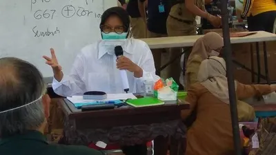 Wali Kota Risma saat melakukan pertemuan dengan IDI Kota Surabaya dan Persi Jatim. [Suara.com/Dimas Angga P]