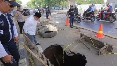 Wali Kota Tangerang Arief R. Wismansyah meninjau jalan amblas di Dan Mogot, Tangerang (dok. polisi)