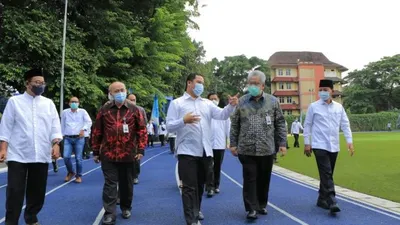 Wali Kota Tangerang Arief Rachadiono Wismansyah bersama Direktur Utama BJB Yuddy Renaldi meresmikan Alun-Alun Kota Tangerang, Banten (dok. Pemkot Tanggerang)
