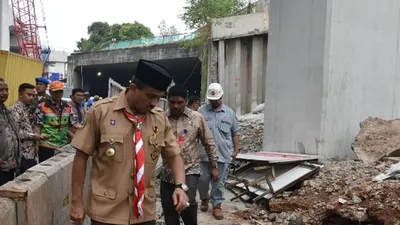 Wali Kota Anwar meninjau titik rawan genangan/timur.jakarta.go.id